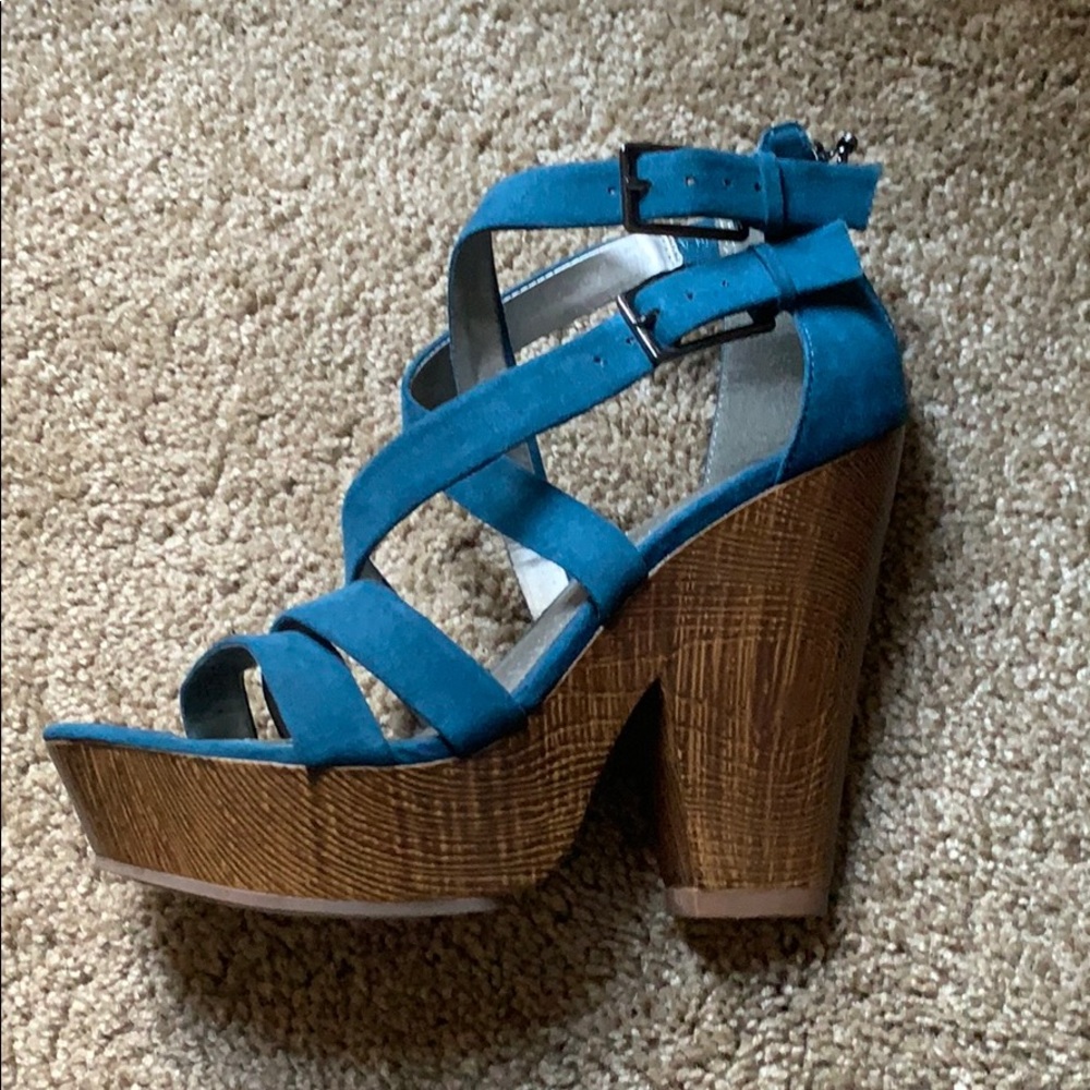 Blue platform heals - Picture 3 of 3